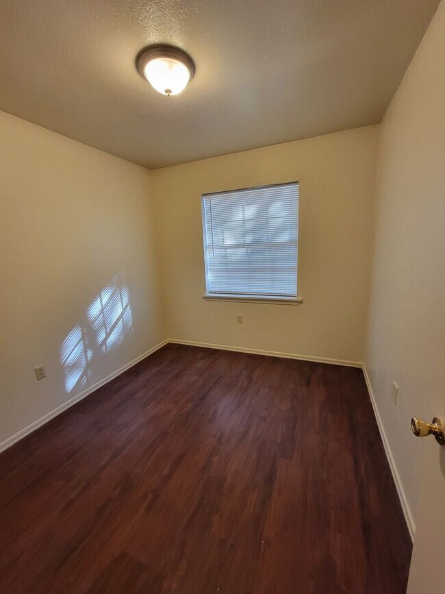 Building Photo - 8006 Hobbs Dr