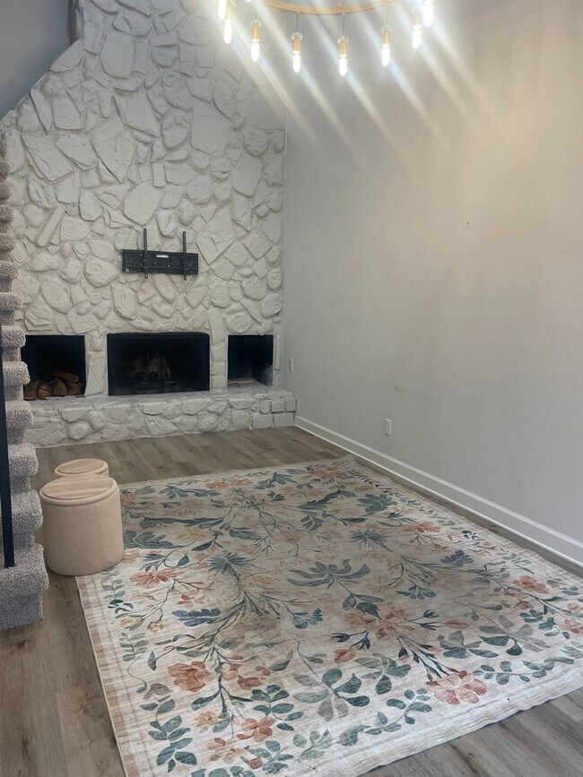 Building Photo - Knoxville 37918 - 2 bedroom, 2.5 bath Townhome - Contact Lisa Vineyard & Shannon Russell (865) 21...