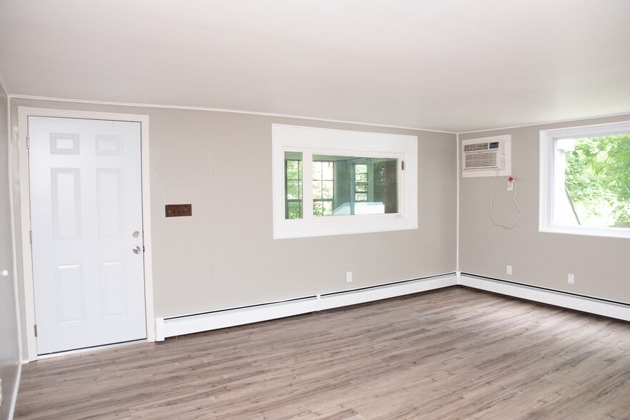 Living Room - 1024 W Trindle Rd