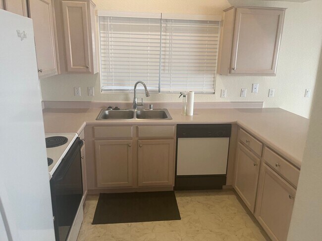 Building Photo - 55+ 2 Bed 2 bath home!