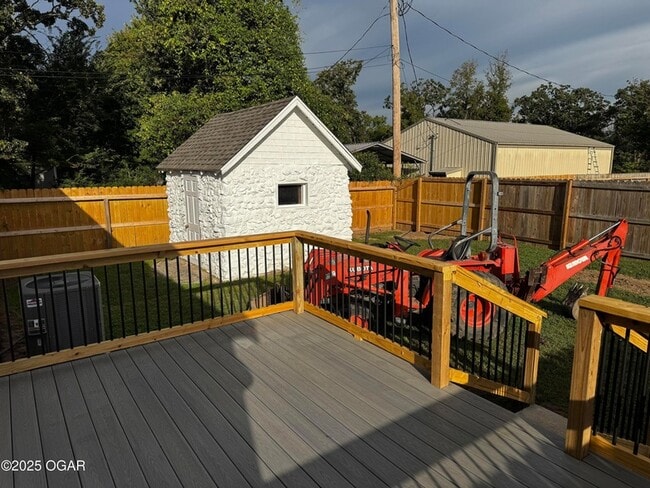 Building Photo - 3905 E 13th St