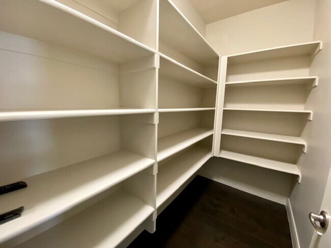 Building Photo - SPACIOUS HOME FOR RENT!