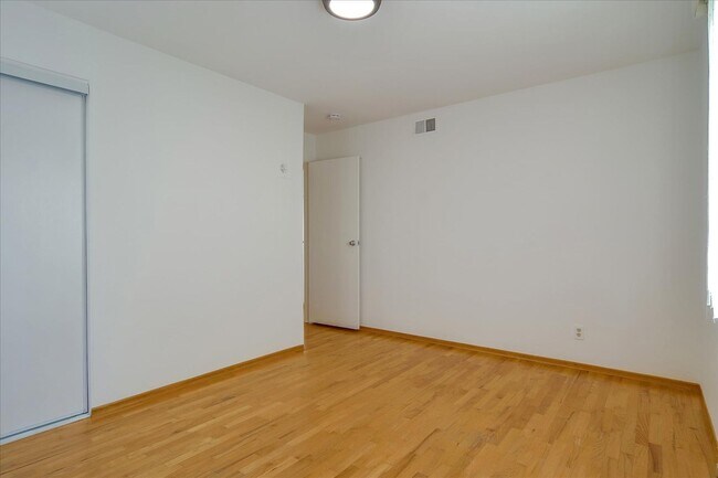 Building Photo - Great Location 3BD Home with Wood Floors &...