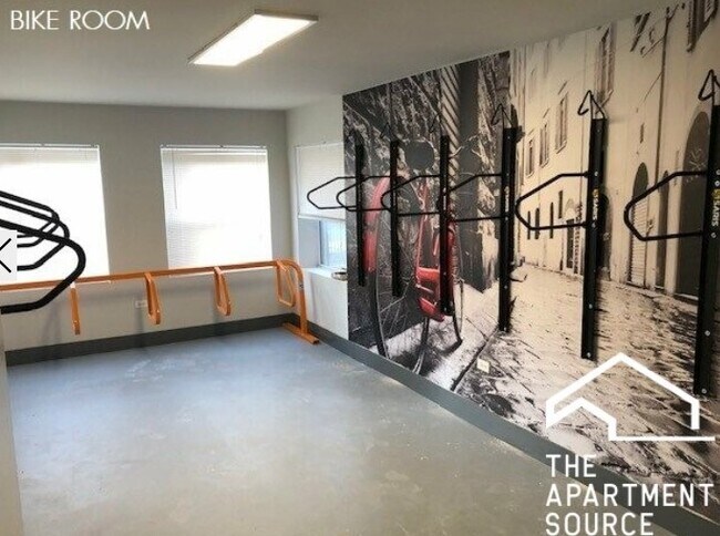 Building Photo - 2520 W Leland Ave