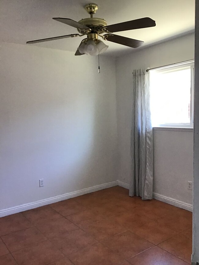 Building Photo - 3 Bedroom Home - Move in Special $200.00 o...