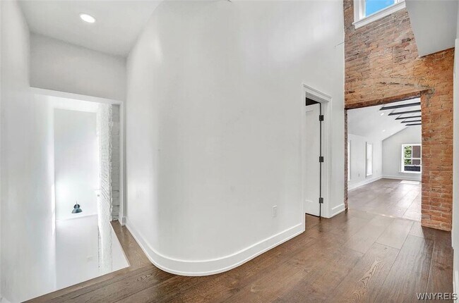 Building Photo - 162 Allen St