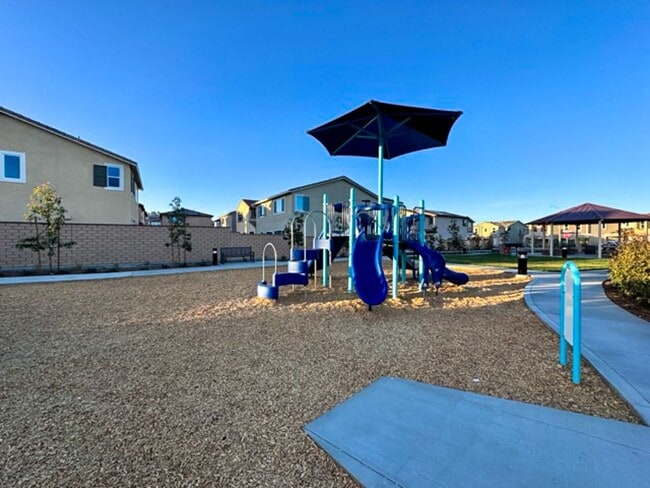 Building Photo - Welcome to Your Brand New 3 Bedroom Solar Home in the Gated Willow Springs Community of Murrieta!