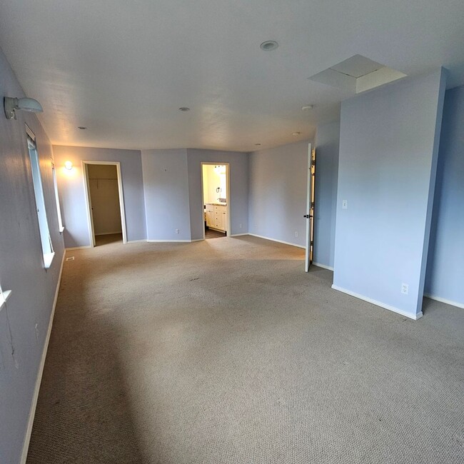 Building Photo - Bright and Stunning 2-Story Home with Dayl...