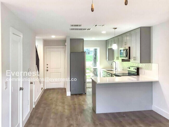 Building Photo - 3804 Southway Dr