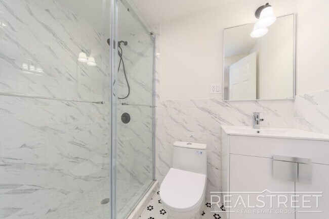Building Photo - Rare & Spacious 4 Bed 4 Bath Duplex with P...