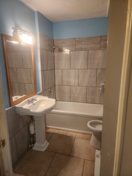 Building Photo - 40 Maple St