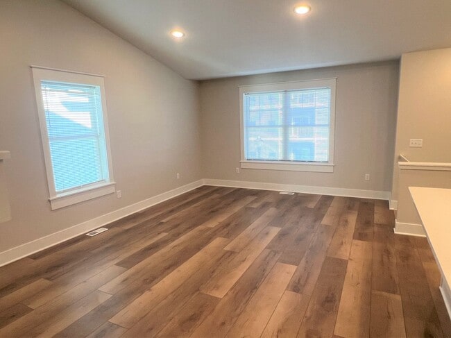 Building Photo - Three Bedroom Townhome