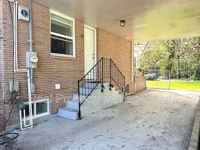 Building Photo - 295 NW Cherry Pl