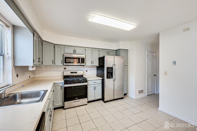 Building Photo - 404 Maplecrest Rd