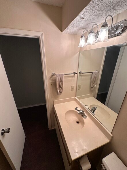 Building Photo - 600 Bagby Ave