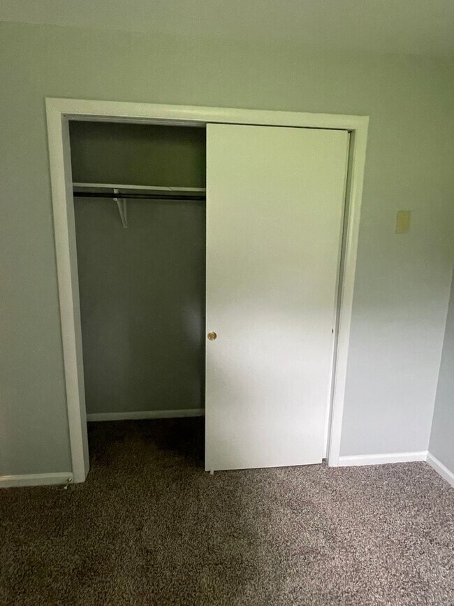 Building Photo - Knoxville 37923 - 2 bedroom, 1 bath home - Contact Lisa Vineyard or Shannon Russell at (865)216-9334
