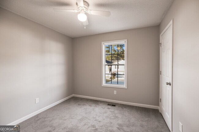 Building Photo - 380 River Trace Dr