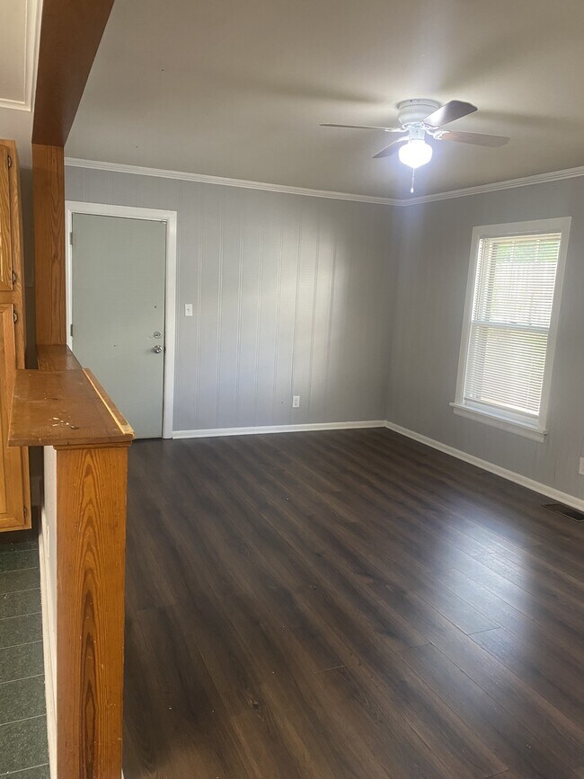 Building Photo - 922 W Cedar St