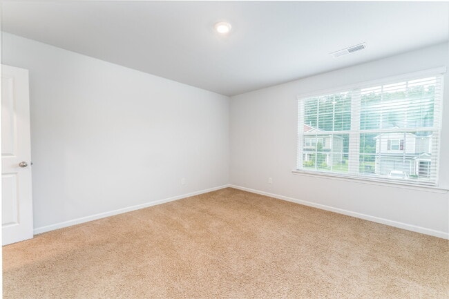 Building Photo - Spacious house with large office and 3 bedrooms in pool community. Available after July 10!