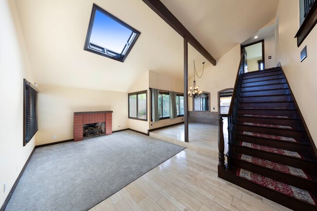 Building Photo - Beautifully maintained Tuscan-style custom home