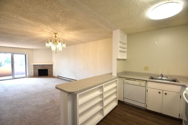 Building Photo - 3 Bedroom, 2 Bathroom Penthouse Condo in North Boulder.