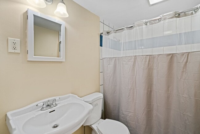 Building Photo - SCORE 50% OFF 1ST MONTH'S RENT IF SIGNED BY DEC 12! Cozy 3 Bedroom home in McKees Rocks available...