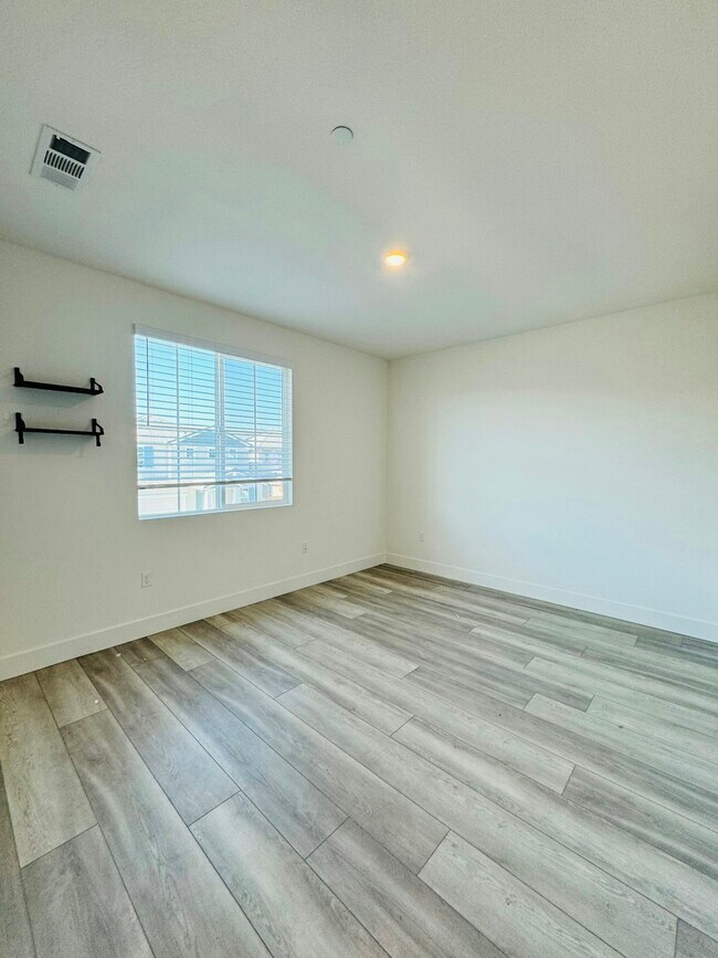 Building Photo - 5445 Guenoc Valley Ln