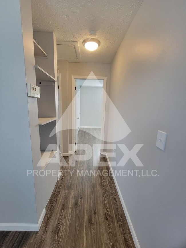 Building Photo - Renovated - 2 Bd 1 Ba Single Family home in North Knox close to downtown!