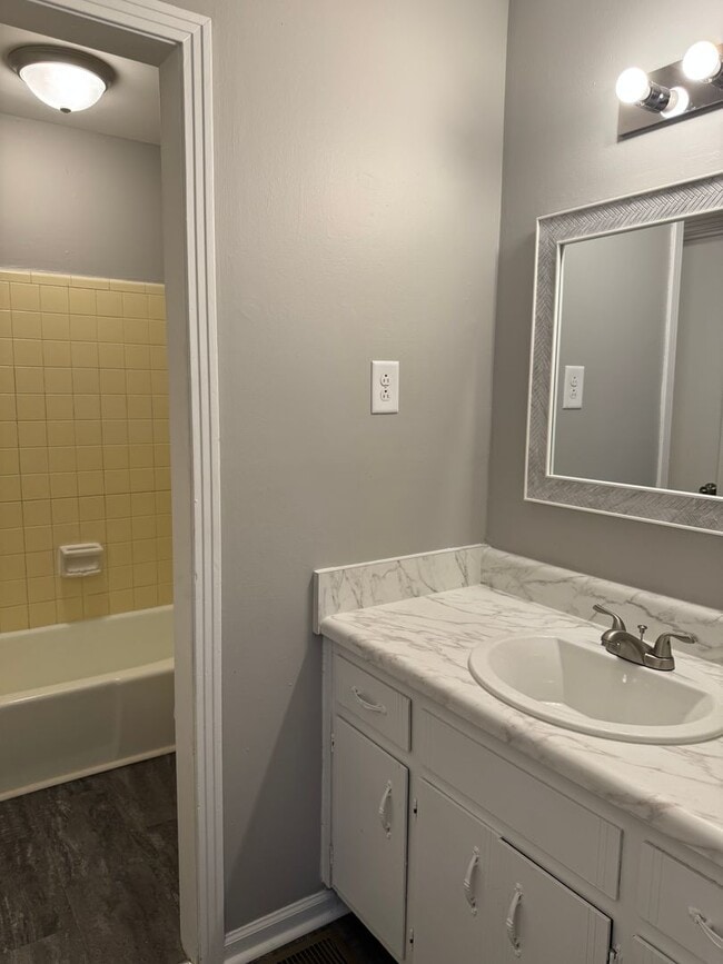 Building Photo - Great Location! 2 bed 1 bath off 101st!