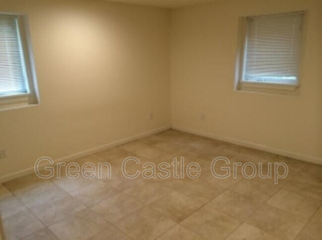 Building Photo - 323-325 College Street, Unit 2