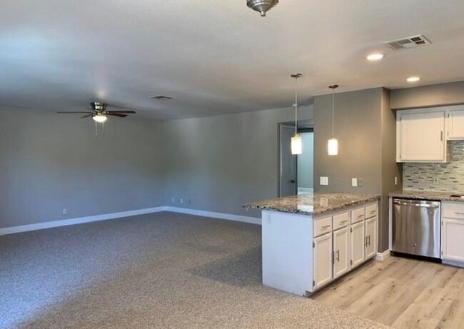 Building Photo - Stunning 2 Bedroom Condo At Rock Springs!