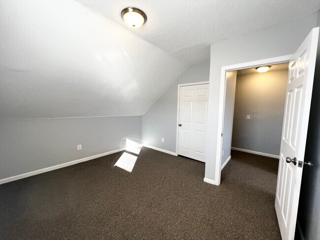 Building Photo - 204 S Main St