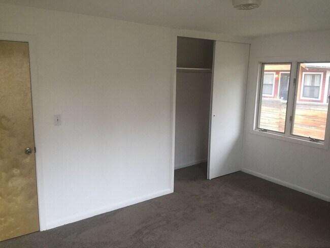 Building Photo - 516 N Willson Ave