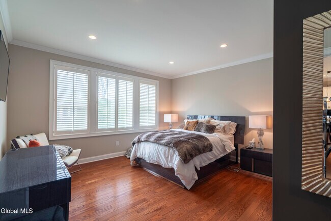 Building Photo - 5 Maria Ln