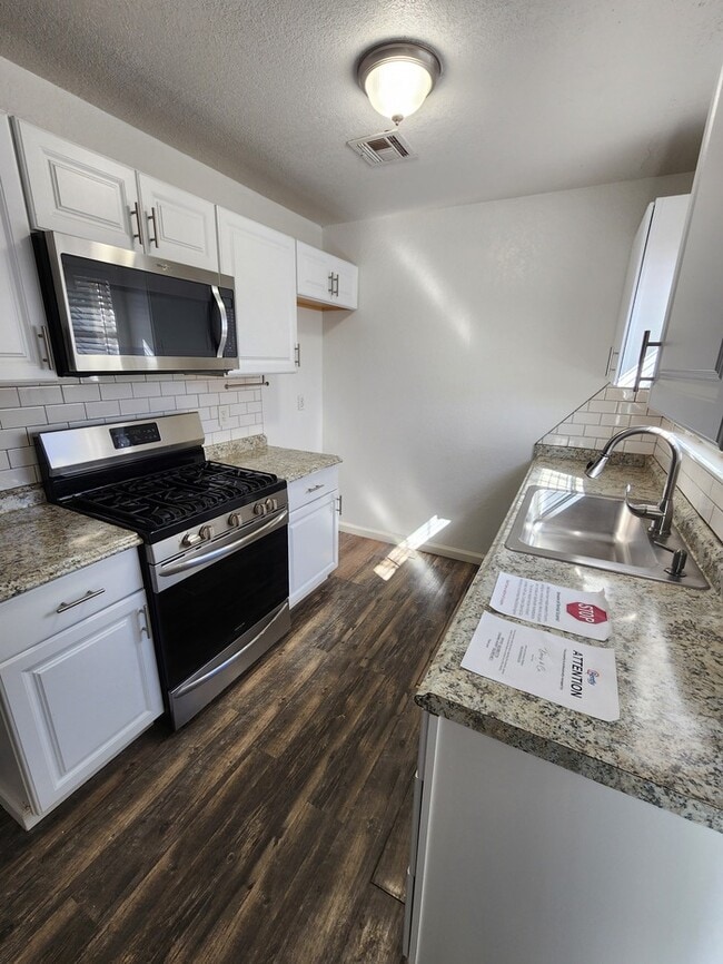 Building Photo - 3 bed 2 bath home, move in ready!