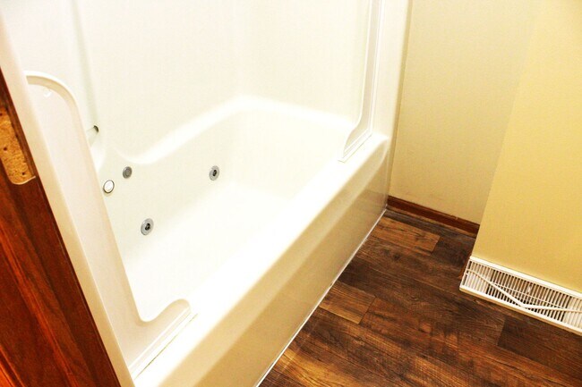 Building Photo - 376-376 Thomas Dr