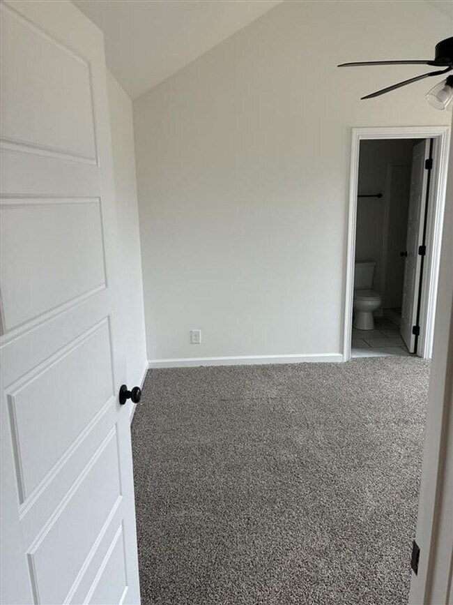 Building Photo - Beautiful 3 Bedroom, 2 Bathroom Home — Minutes from Fort Campbell and the 101st Parkway