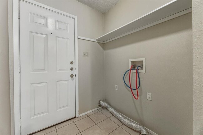 Building Photo - 8904 Pineridge Dr