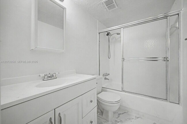 Building Photo - 6900 N Kendall Dr