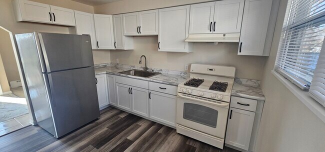 Building Photo - 1055 Kenmore Ave