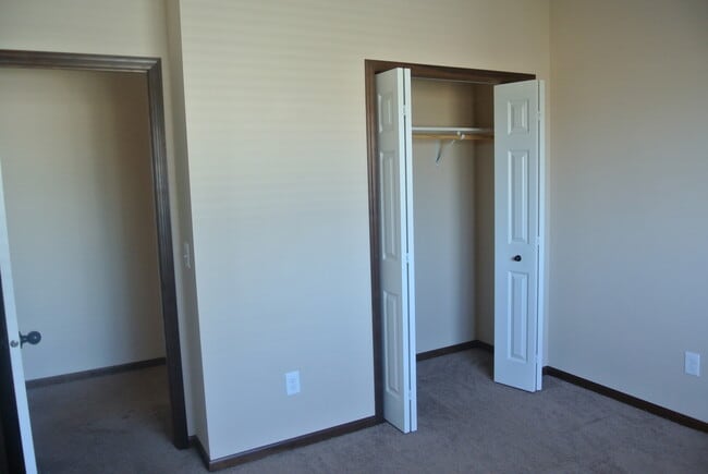 Building Photo - 5 Bedroom Home