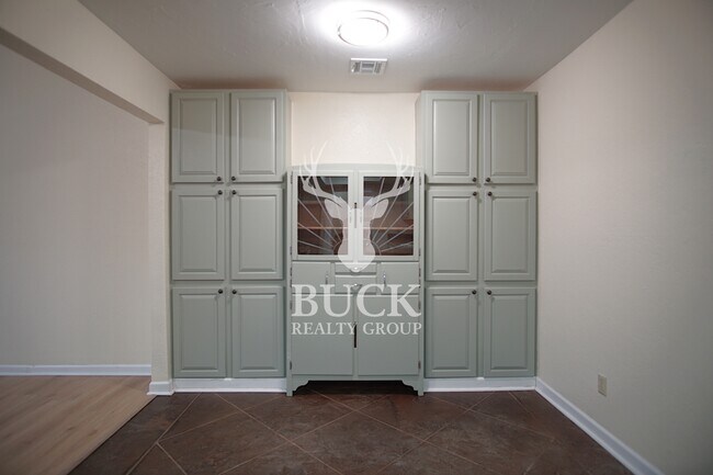 Building Photo - 1630 Kavel Dr