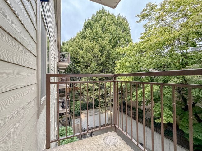 Building Photo - Gorgeous 2bd/2bth Lower Queen Anne Condo, $2,850/mo.