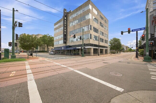 Building Photo - Downtown Living at Its Best