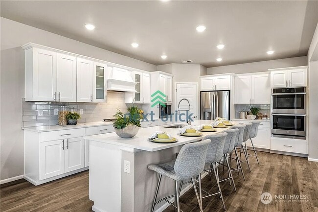 Building Photo - A fabulous 5 bedroom and 3.5 bathroom house