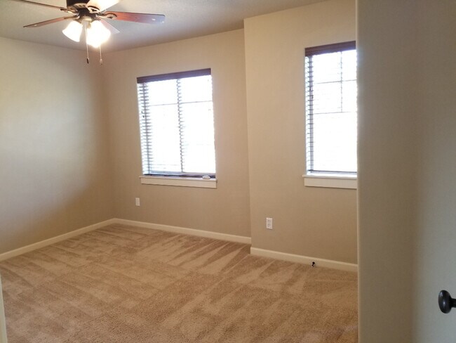 Building Photo - 63118 Dakota Dr