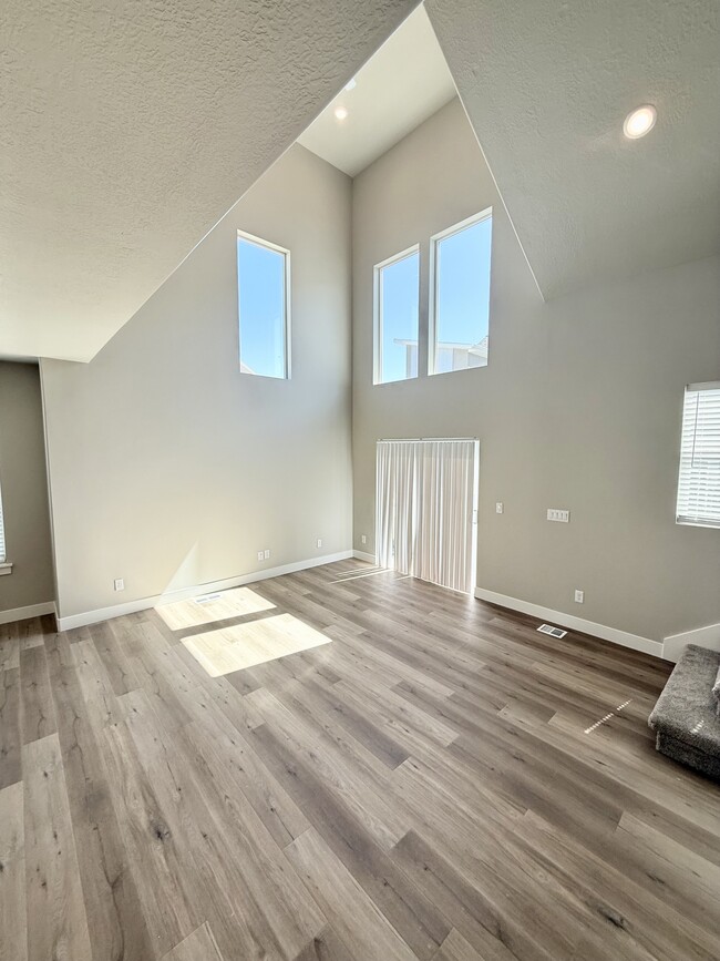 Building Photo - 1063 S 2760 E