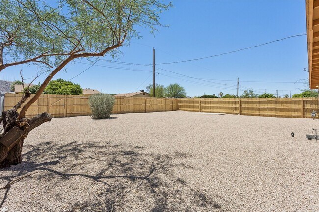Building Photo - Completely updated minutes to Hiking at South Mountain!!!  Brand New Paint, Tile and Laminate Thr...