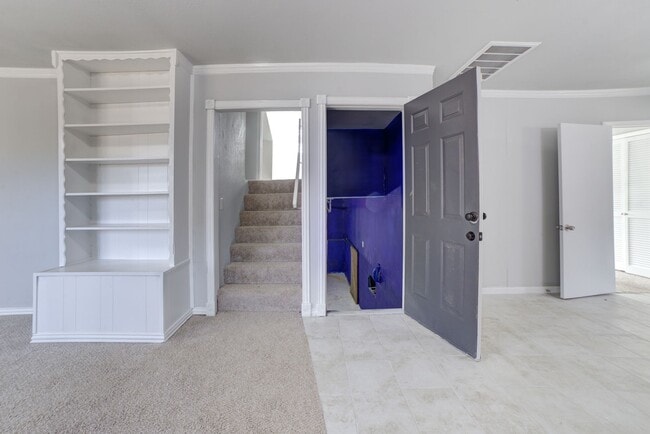 Building Photo - Stunning 4 Bed 3 Bath Home on Quiet Street!