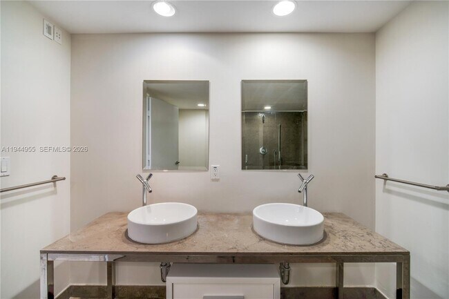 Building Photo - 495 Brickell Ave